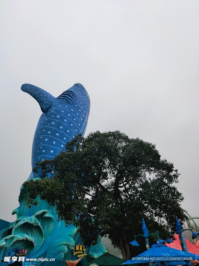 蓝色海豚雕塑景观