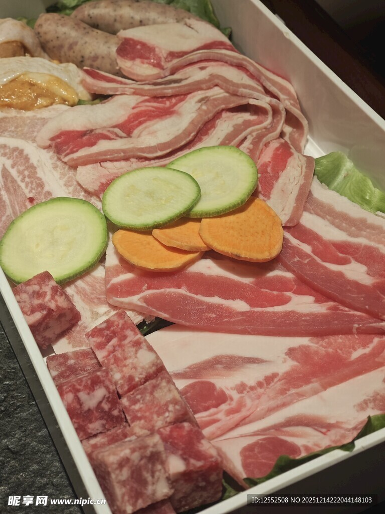 新鲜多样肉类蔬菜拼盘