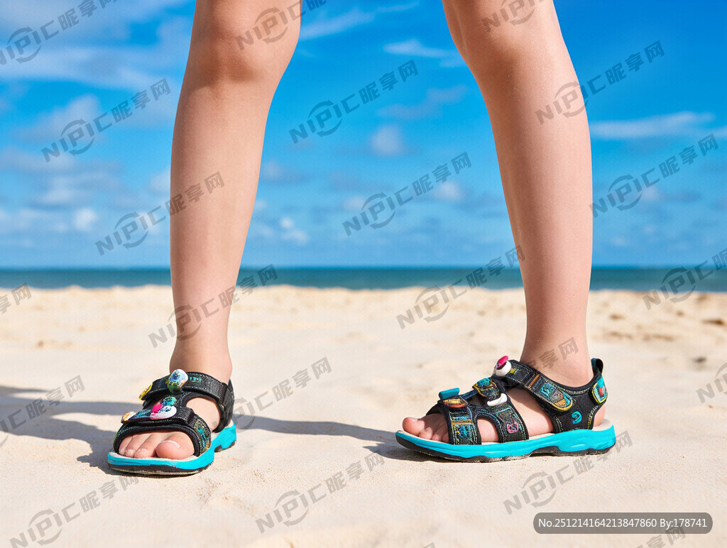 儿童沙滩鞋上带着各种配饰