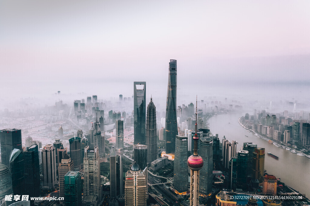 雾中都市天际线景观