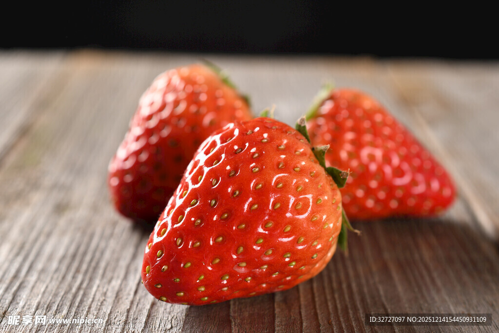 新鲜草莓摆放在木质桌面上