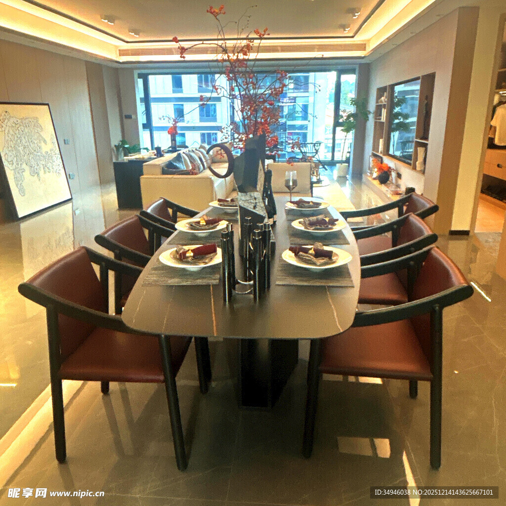 豪华餐厅内的精致餐桌布置