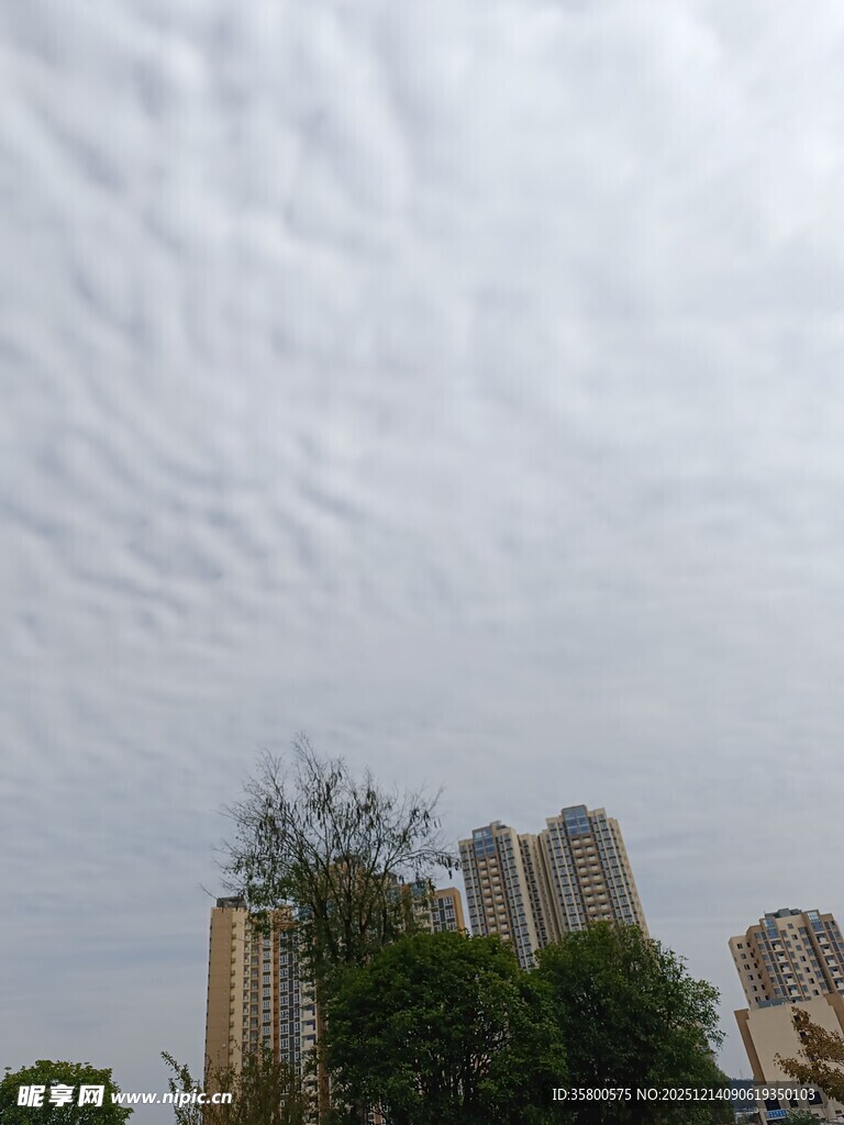 城市上空的絮状云层景观