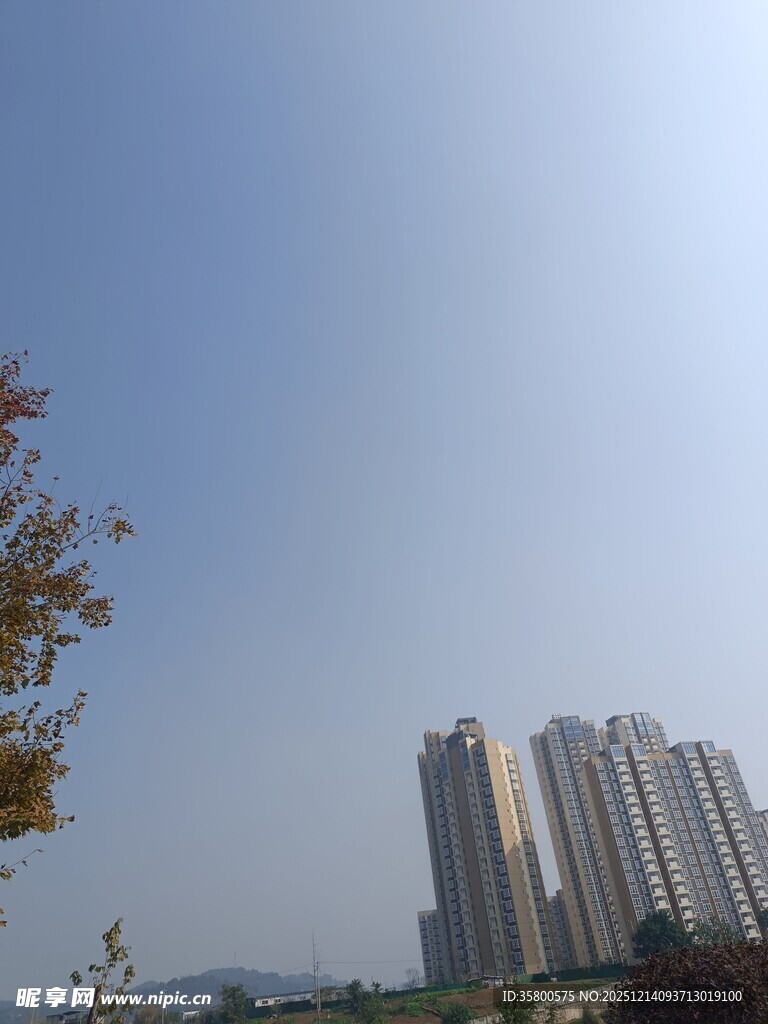 蓝天之下的高楼建筑群