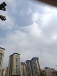城市高楼与空中无人机