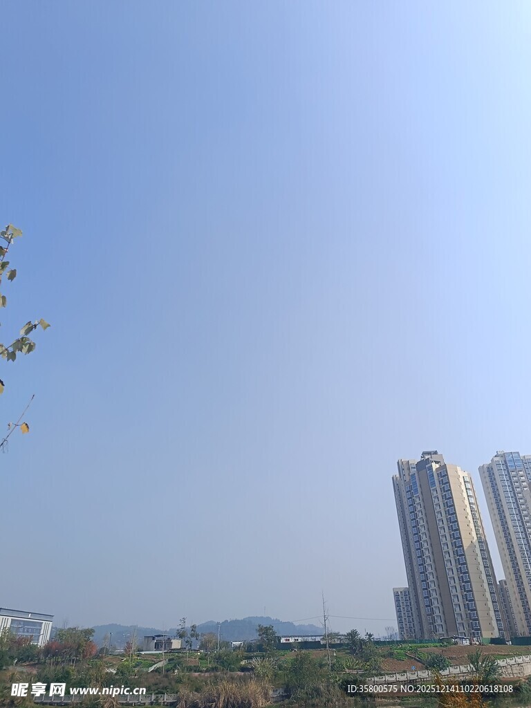 城市天际线与远处山峦