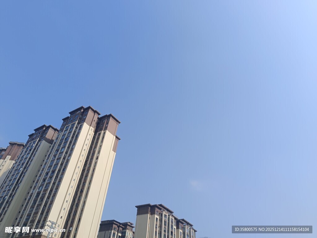 高楼矗立蓝天之下