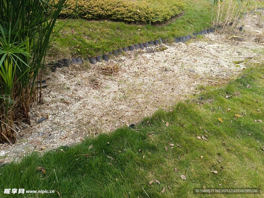 户外草地旁的碎石小径