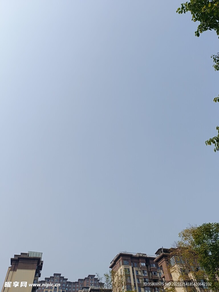 城市楼宇与晴朗天空