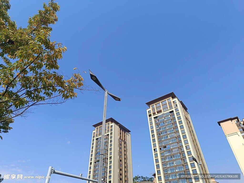 城市高楼蓝天白云景象