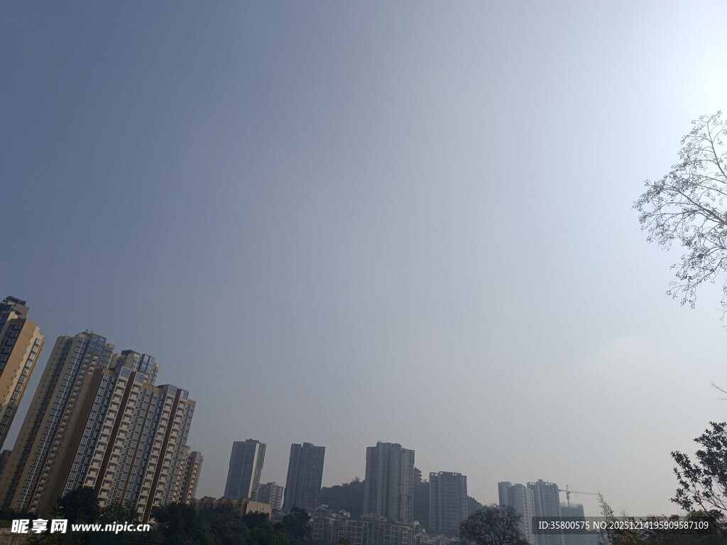 城市高楼与晴朗天空