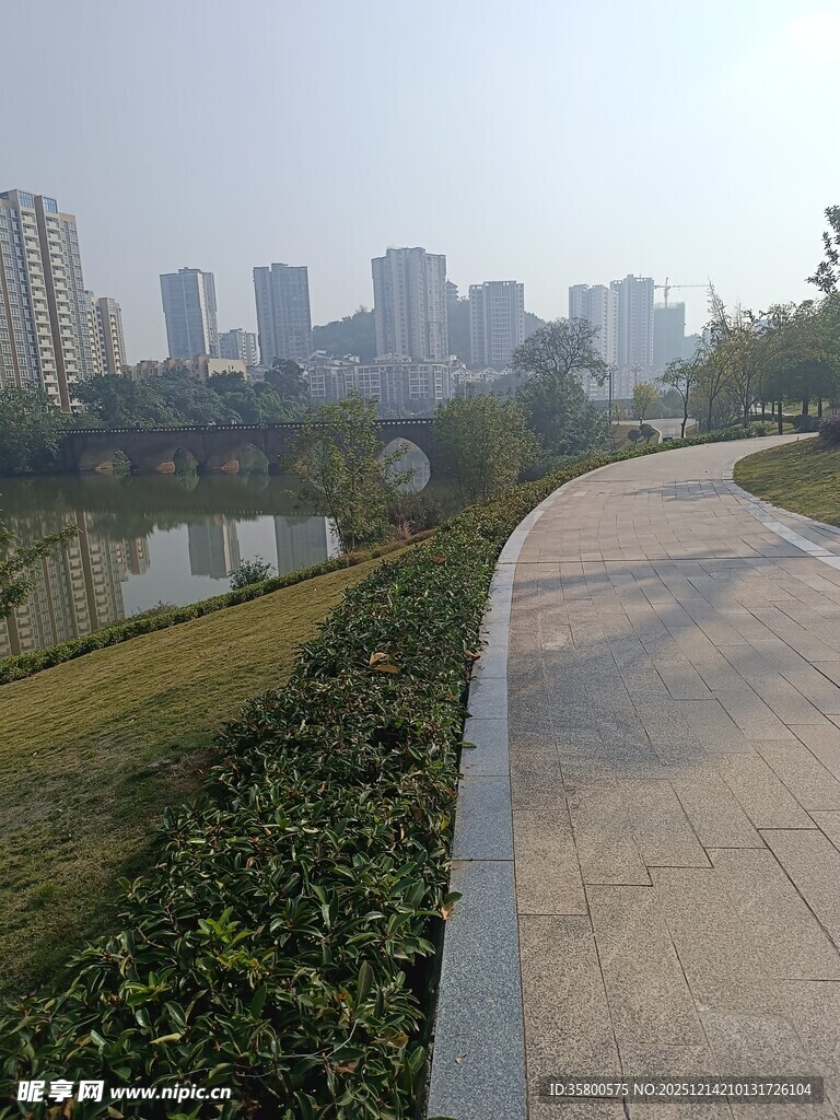 城市河畔步道景观