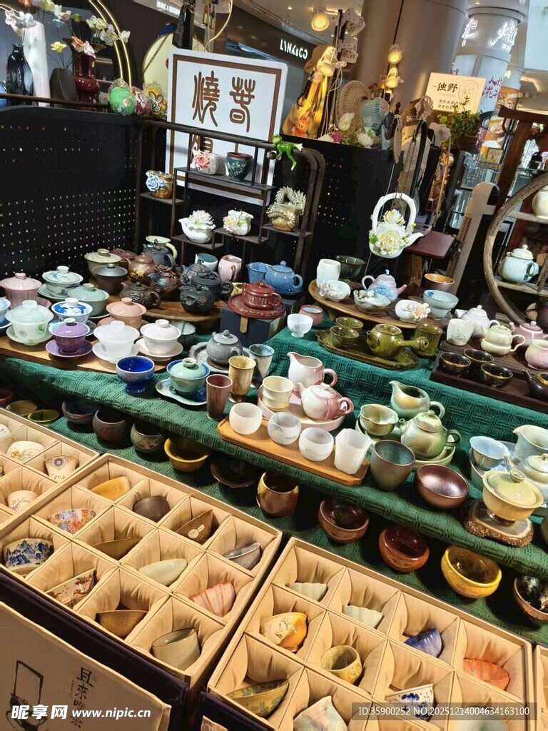 琳琅满目的特色工艺品店