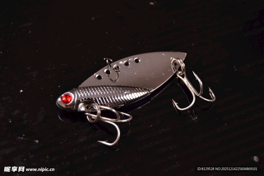 金属路亚饵双钩设计