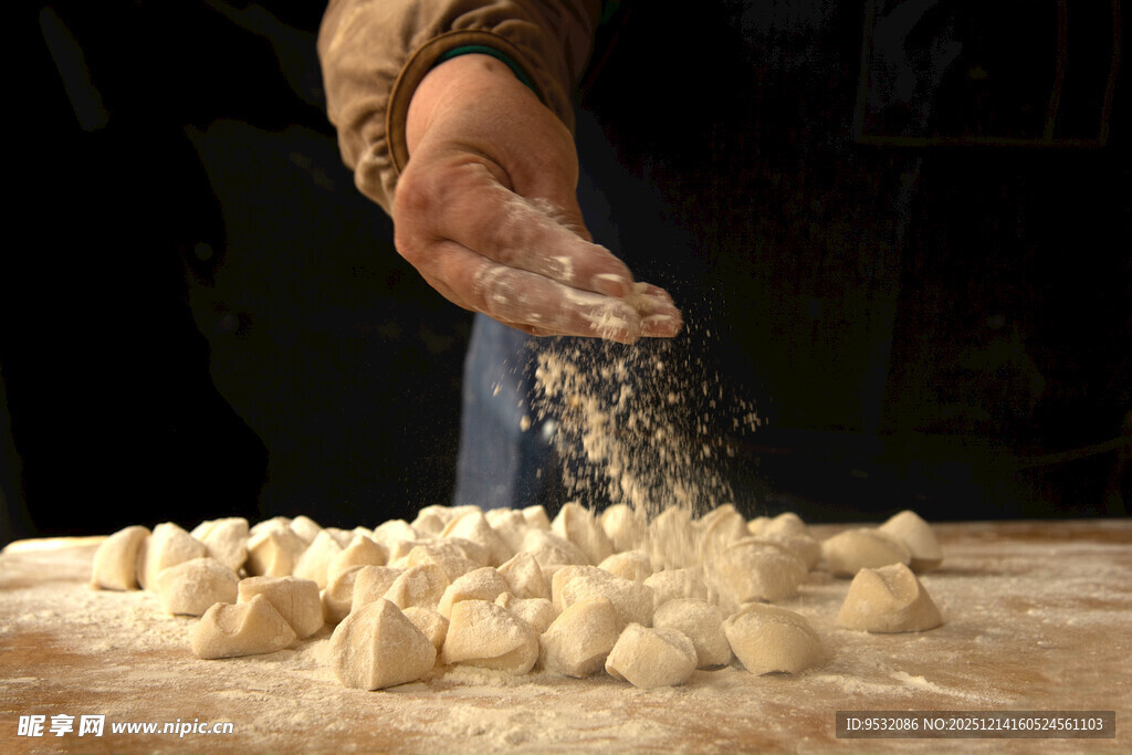 手工制作饺子的精彩瞬间