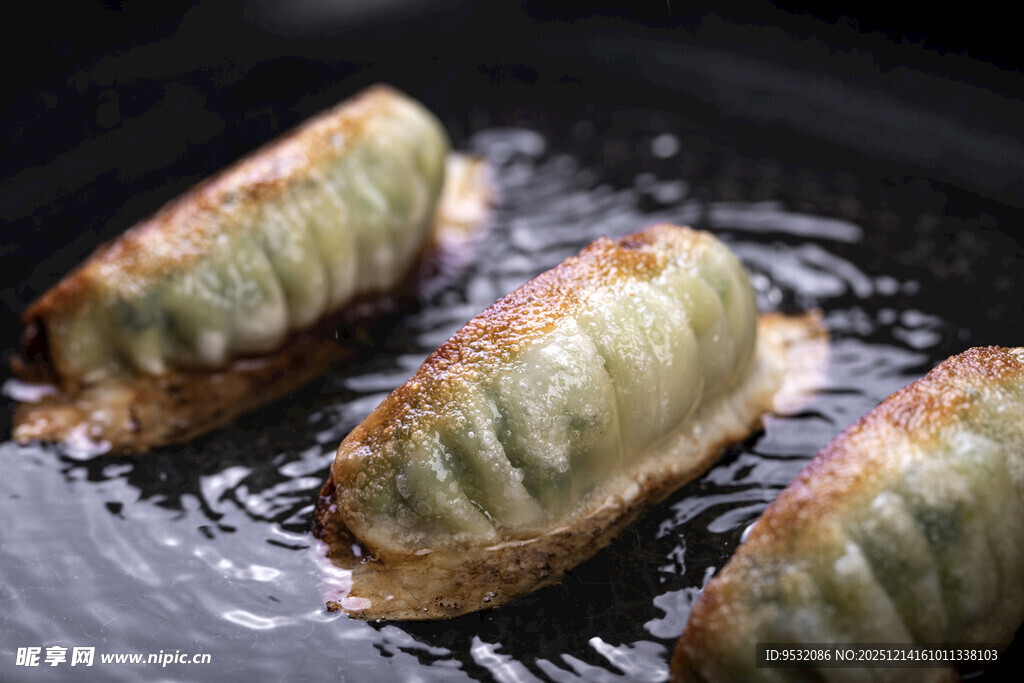 锅中煎制的美味蔬菜卷