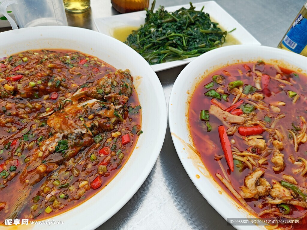 两碗美味特色风味菜肴