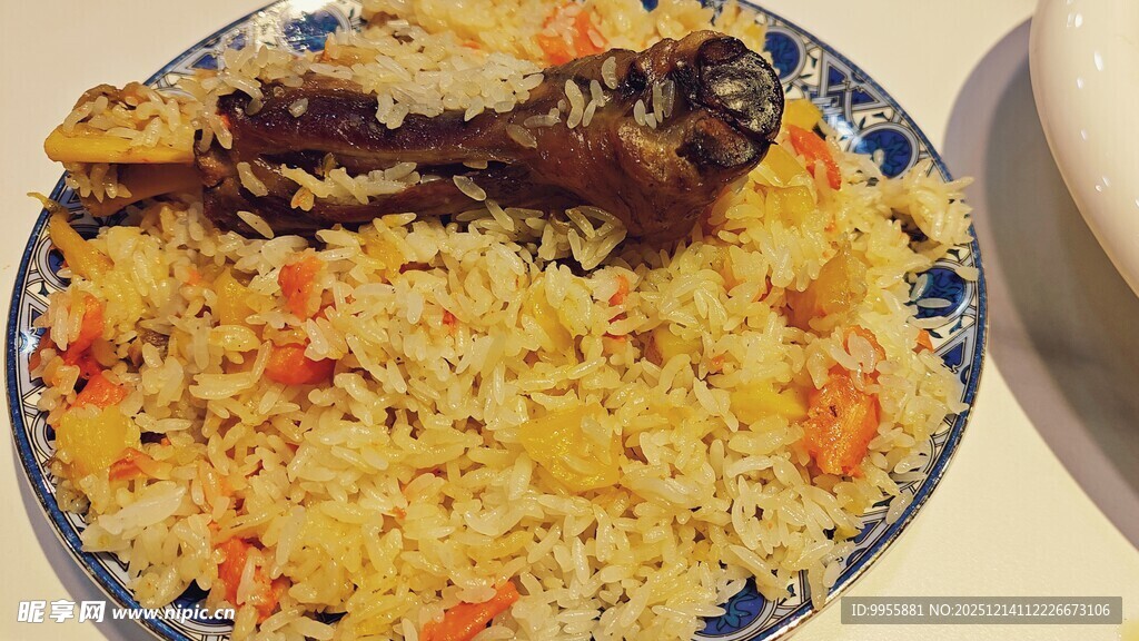 一盘美味的鱼肉炒饭