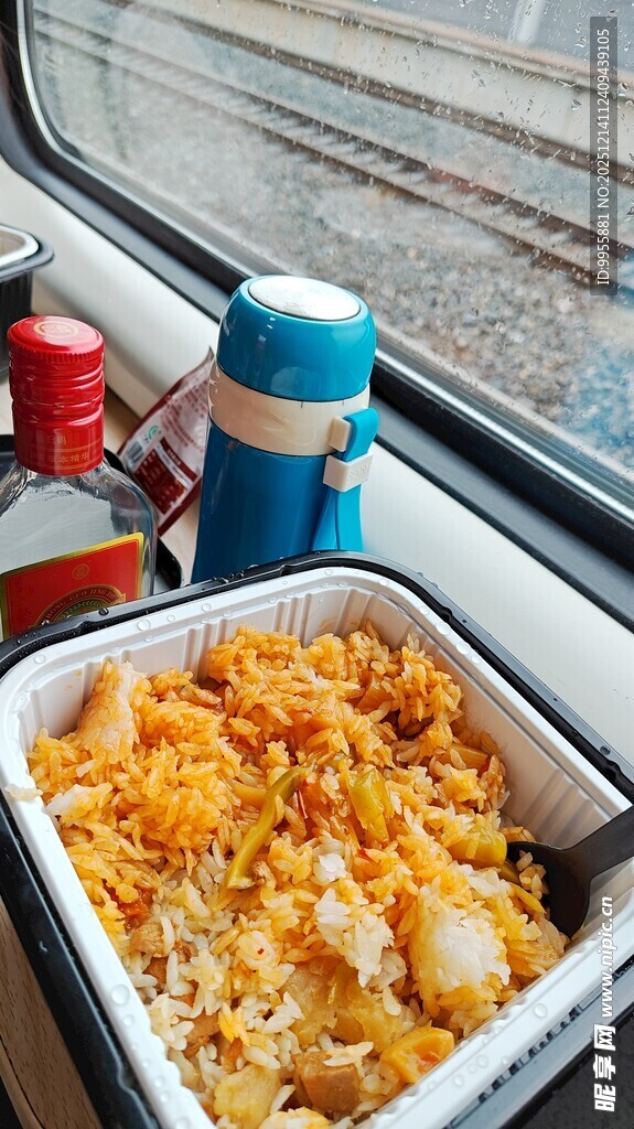 火车上的美味自热米饭