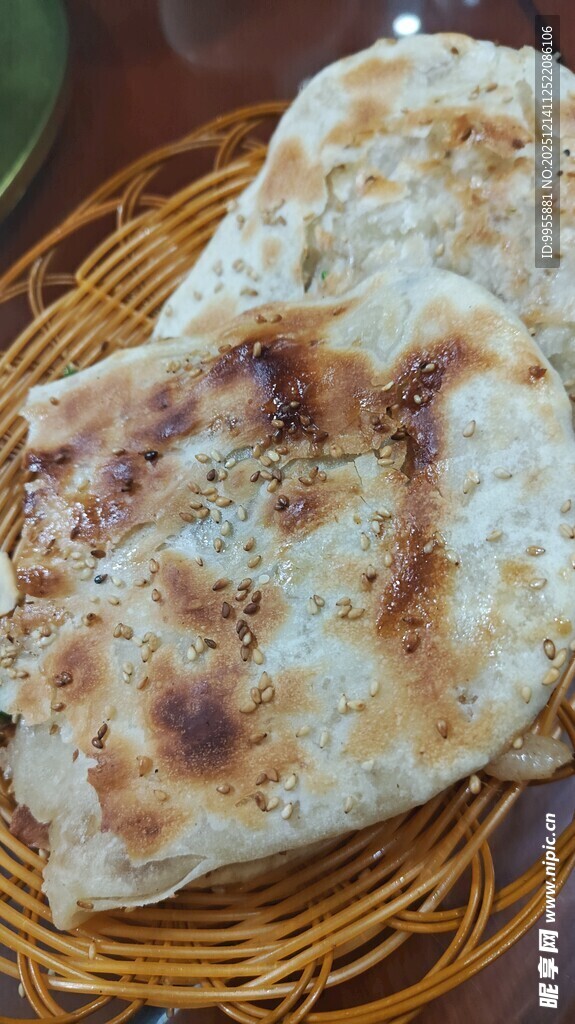 竹篮里的美味烤制面饼