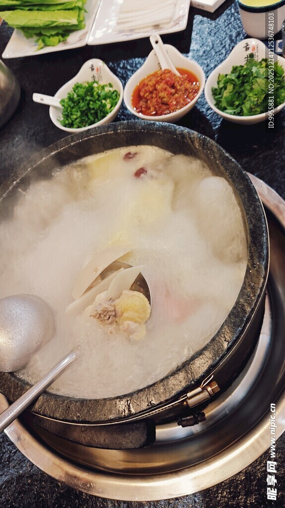 热气腾腾的美味火锅料理