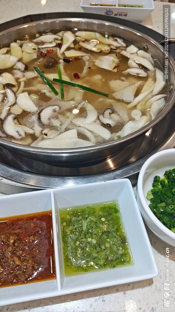 美味火锅配特色蘸料