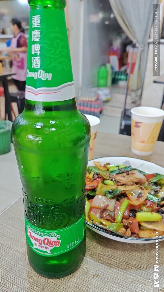 绿瓶啤酒搭配美味菜肴