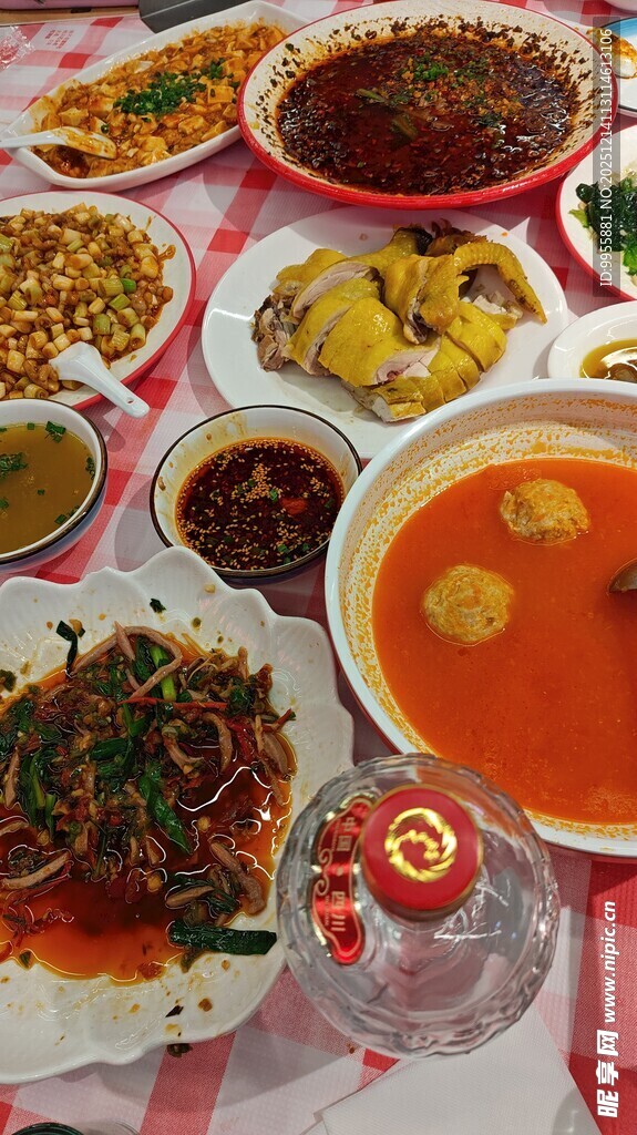 丰盛中式菜肴摆满一桌