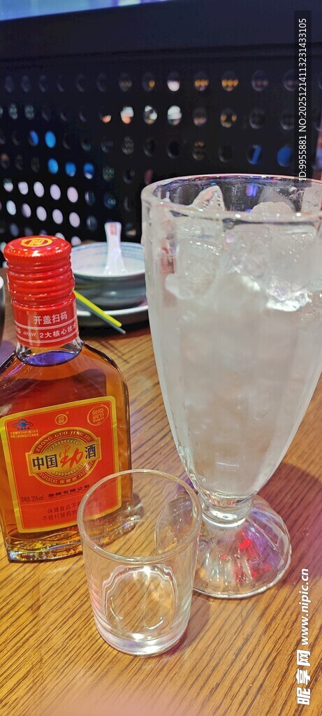 桌上的饮品与酒杯