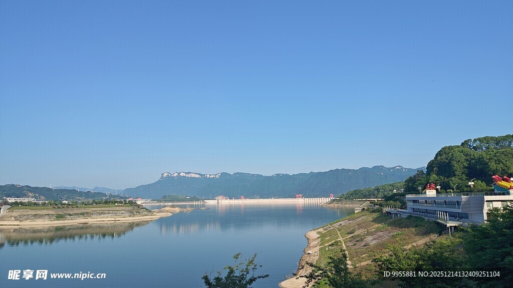 湖北三峡大坝地心谷宁静河畔风光