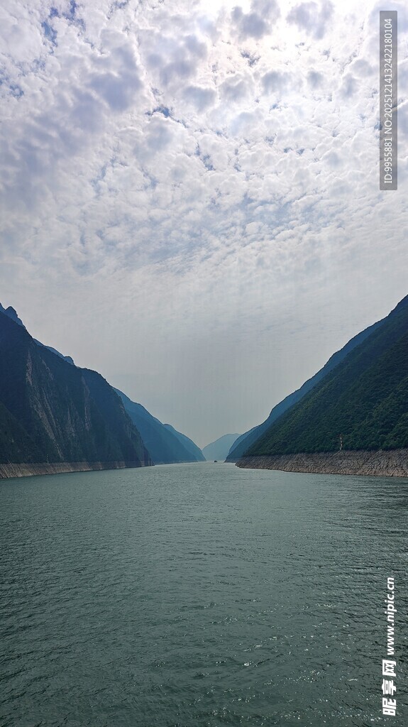 湖北三峡大壮丽山水间的辽阔江景