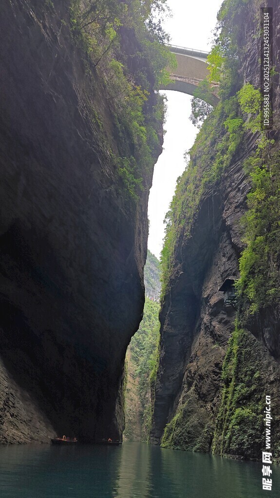 湖北三峡大峡谷间的水上桥梁景观