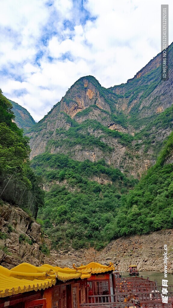 湖北三峡山间黄顶建筑与秀丽山峦