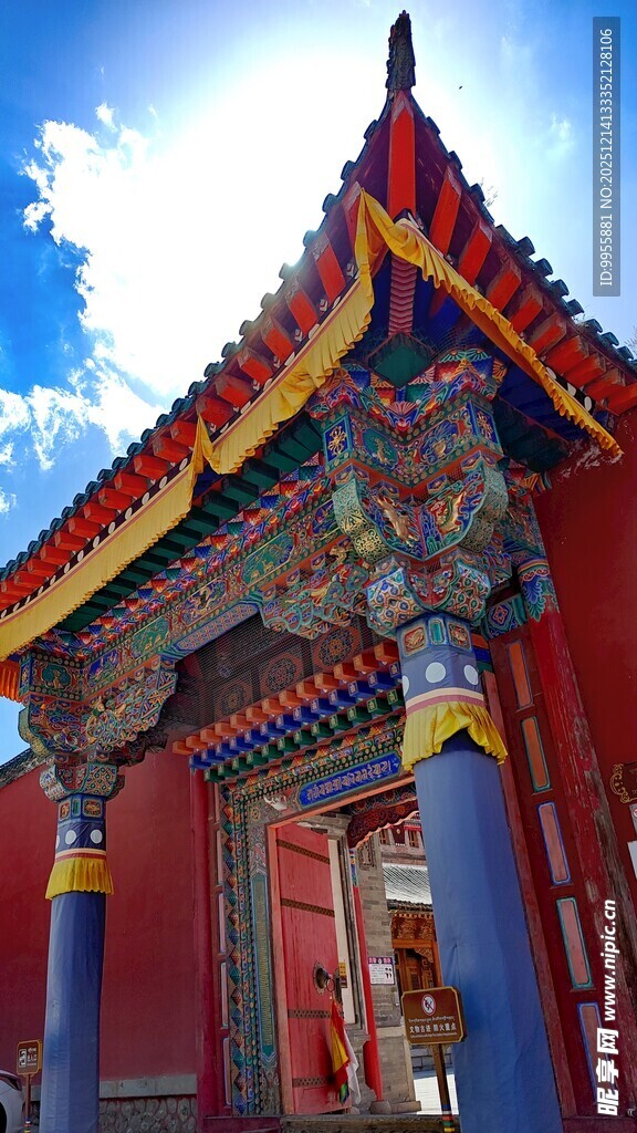 青海湖茶卡盐湖藏式建筑屋顶特写