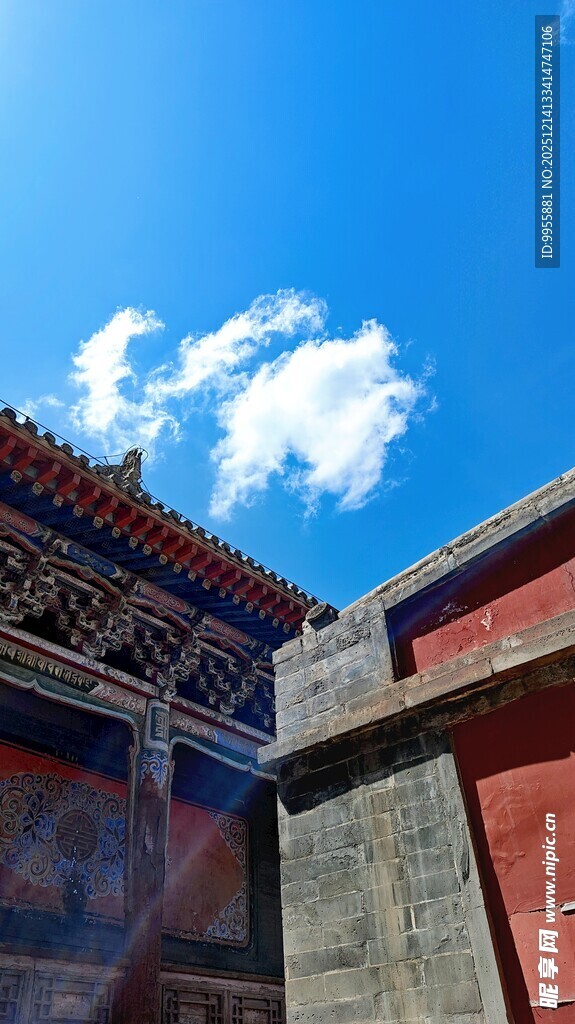 青海湖茶卡盐湖塔中式古建筑一角