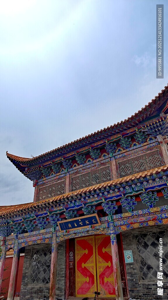 中式古建筑绚丽彩绘大门