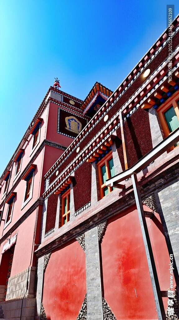 青海湖茶卡盐湖藏式红墙建筑风采