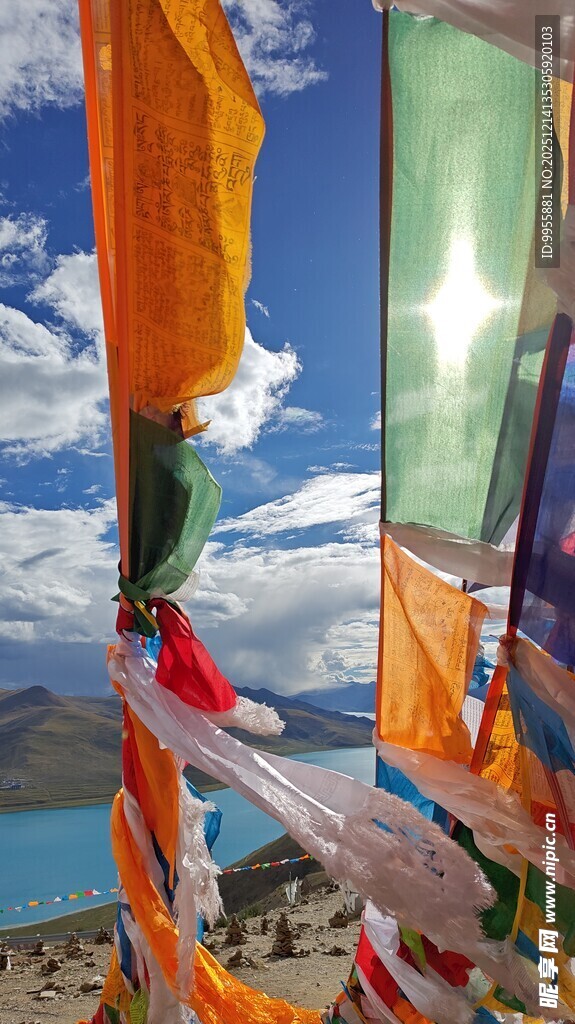 高原经幡蓝天白云下的信仰