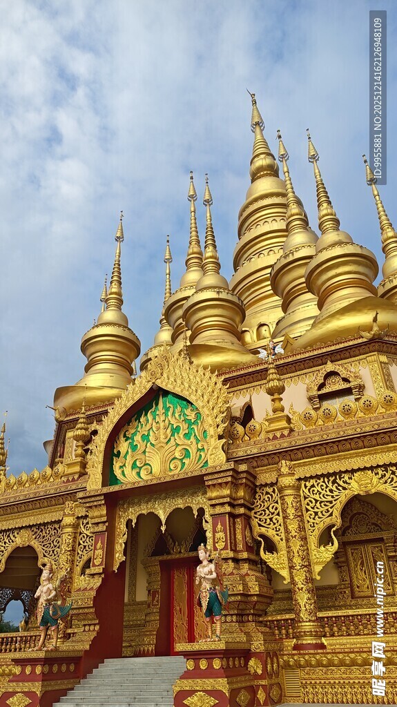 云南西双金色辉煌的华丽寺庙建筑