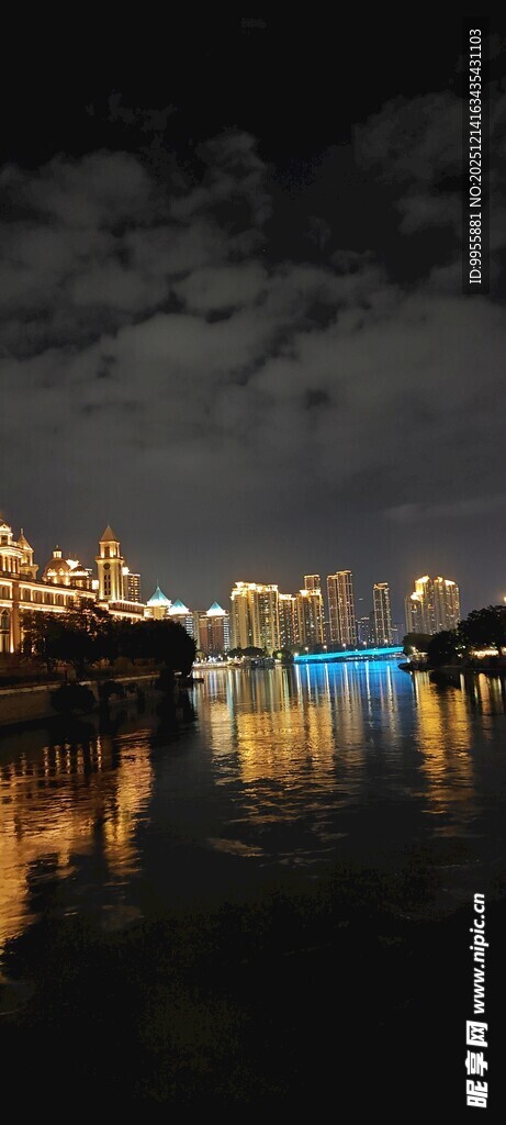 福建福州城市夜景倒映于平静水面