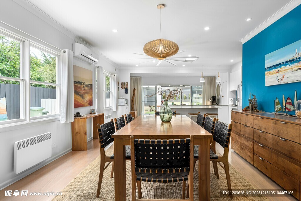 现代简约风温馨餐厅空间