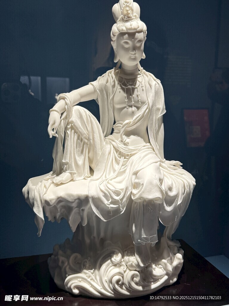 白瓷观音坐像