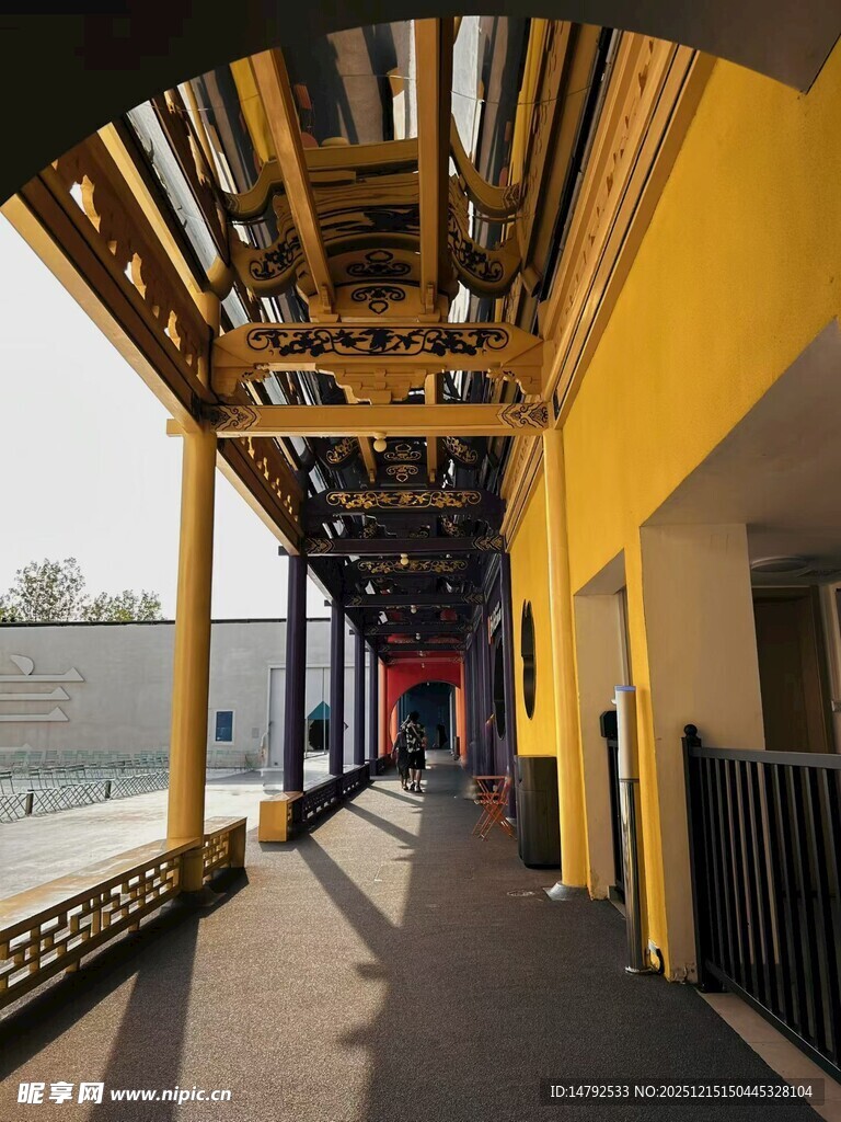 红楼 幻城黄色长廊下的户外通道