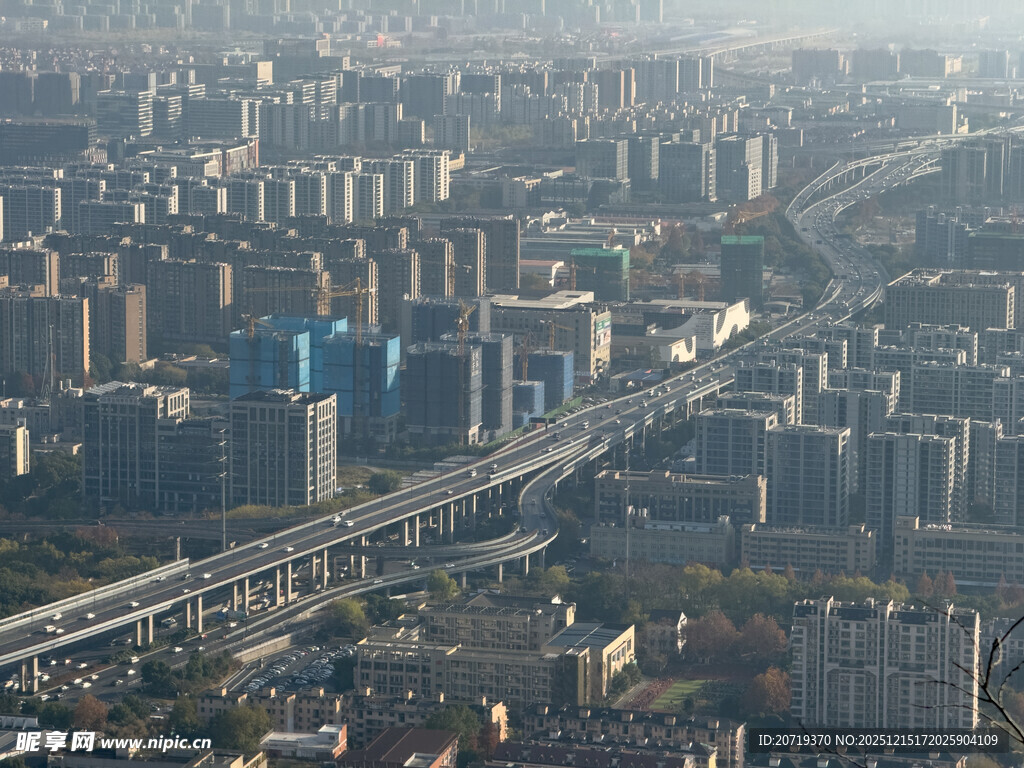 城市俯瞰高楼与交通景观