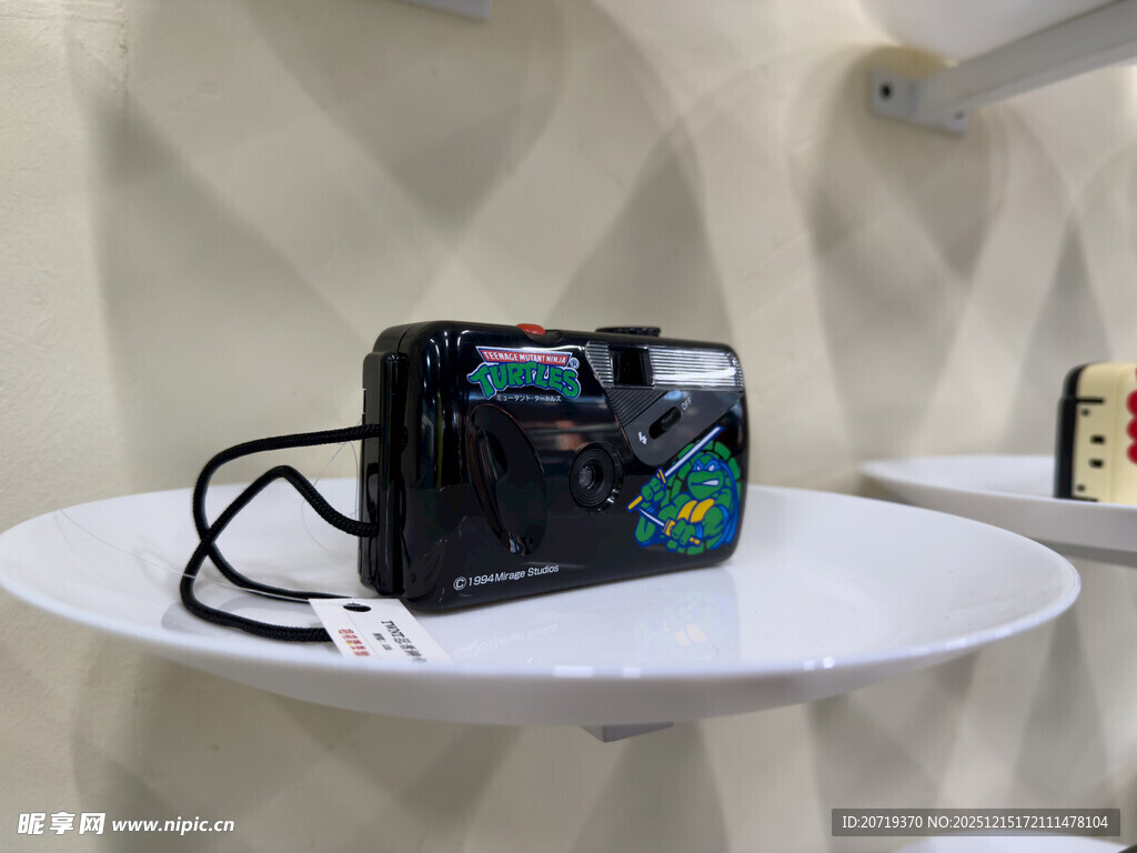 复古相机展示于白色平台