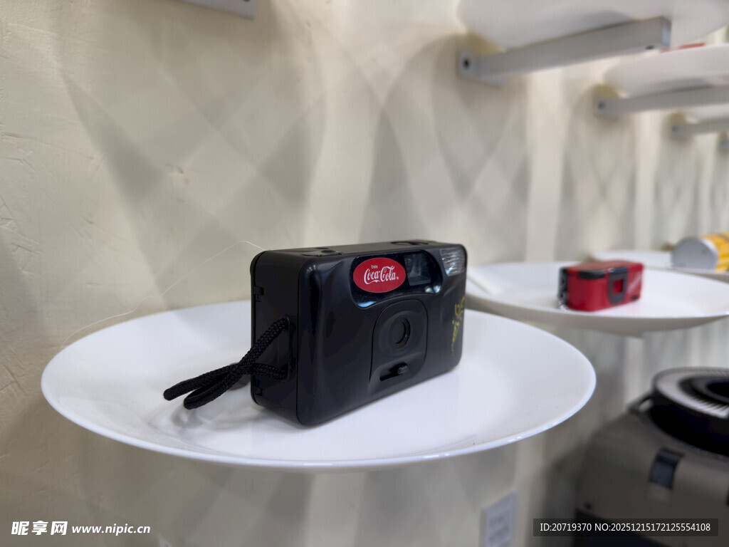 黑色相机置于白色圆盘上