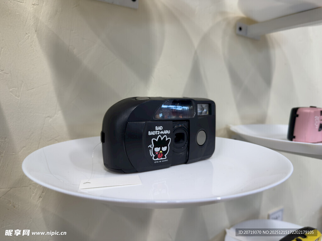 黑色相机包展示于白色平台