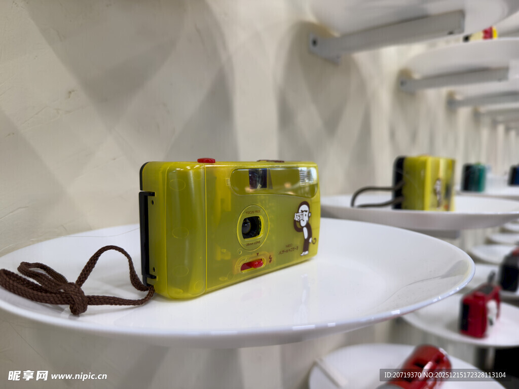 复古黄色相机陈列展示