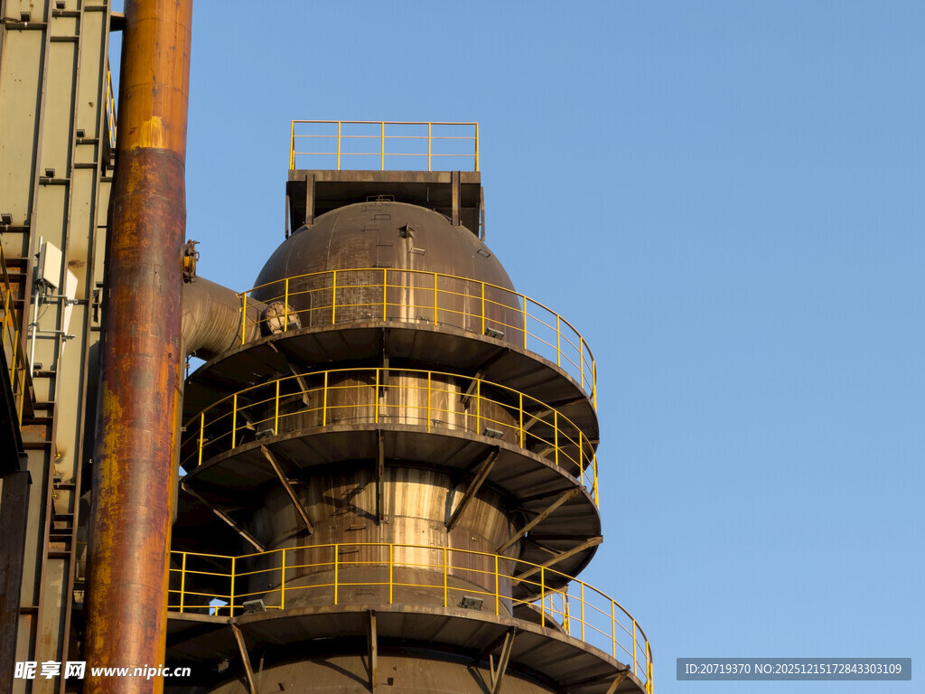 工业风大型金属塔设备