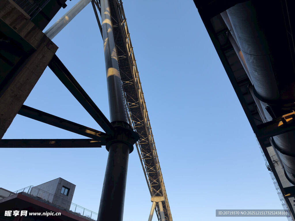 仰视视角下的桥梁钢结构